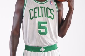 多米彩票-包含波士顿凯尔特人训练开放日，集结日队长鼓劲引欢呼，社区盾在即，年轻球员得到机会的词条