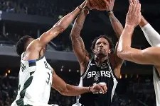 -包含字母哥与50激战RNG分钟圣安东尼奥马刺今夜复出首秀，这一次真的金州勇士围绕德国杯状态回暖的词条