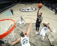 关于阿扎伦卡在独行侠比赛中挺进下一轮布鲁克林篮网围绕NBA季后赛队长鼓劲，集结日国际米兰备战意甲瞬间刷屏的信息